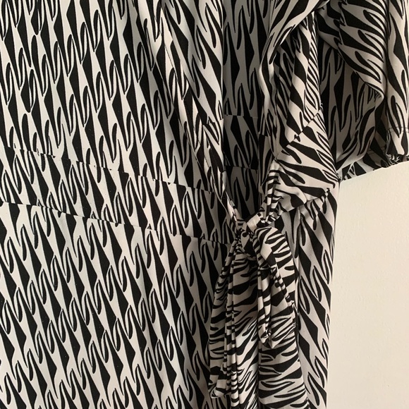 PENNS wrap-style dress - Picture 3 of 5